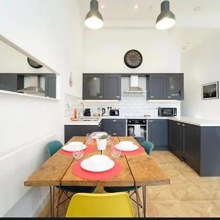 2 Bed Sleeps 6 *