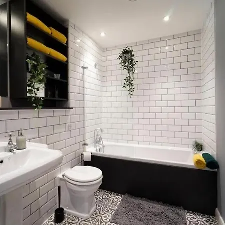 2 Bed Sleeps 6 *